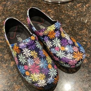 Women’s Anywear nursing clogs. Sz 8